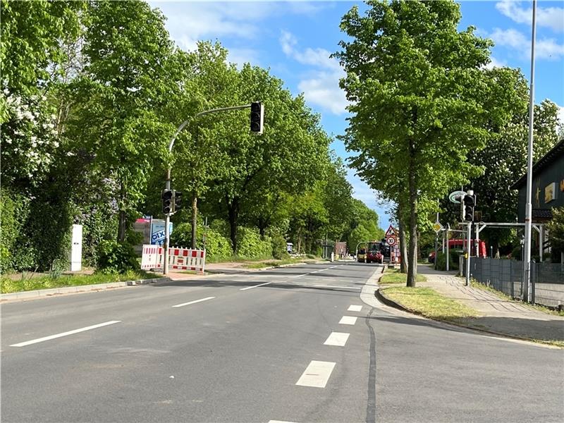 B73: Gute Nachrichten von Dauerbaustelle in Agathenburg Vor dem Holzspielzeugladen wird asphaltiert. Foto: Vasel