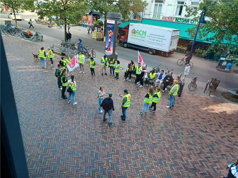 Tagelanger Warnstreik bei Ikea, Rewe oder H&M in Hamburg Vor dem Ikea in Altona versammelten sich am Donnerstagmittag die ersten Streikenden. Foto: Feindt