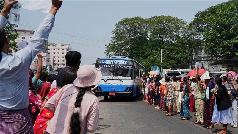Vor dem  Insein-Gefängnis warteten zahlreiche Angehörige.
