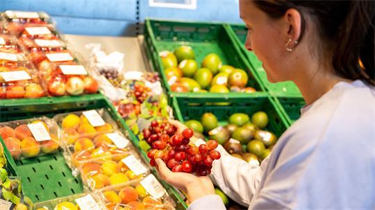 Vor dem Kauf mal probieren? Das dürfen Kundinnen und Kunden im Supermarkt nicht.