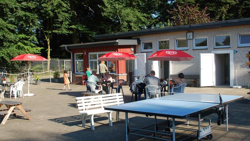 Vieles ist neu: Das Sauensieker Naturbad im Freibad-Check Vor dem Kiosk gibt es schattige Plätze, um Snacks und kühle Getränke zu genießen.