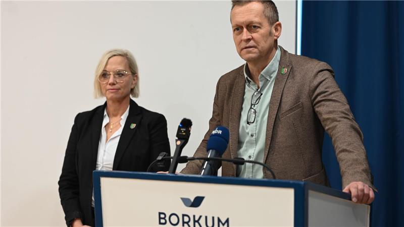 Friedliches Klaasohm-Fest auf Borkum ohne Kuhhorn-Schlagen Vor dem Klaasohm-Fest auf Borkum stellen sich Bürgermeister Jürgen Akkermann (parteilos) und seine Stellvertreterin Melanie Helms (SPD) den Fragen der Presse.