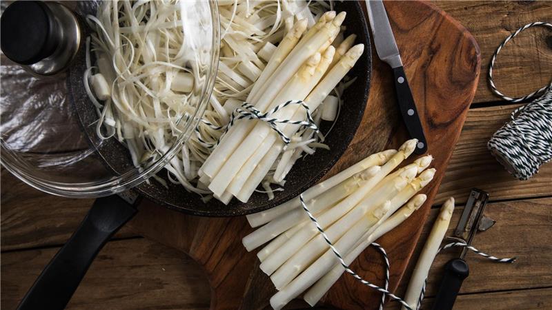 Vor dem Kochen den Spargel portionsweise mit Küchengarn zusammenbinden.