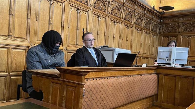Sexueller Missbrauch: Urteil gegen Bremerhavener Tennislehrer wird angefochten Vor dem Landgericht Bremen war der Tennislehrer aus Bremerhaven wegen sexuellen Missbrauchs Minderjähriger zu einer Bewährungsstrafe verurteilt worden. Nun wird das Urteil womöglich überprüft.