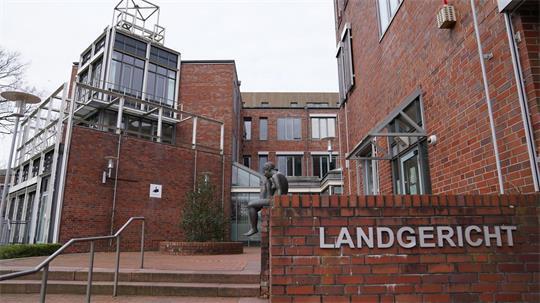 Vor dem Landgericht Itzehoe ist das Urteil im Prozess um einen Messerangriff auf einen VHS-Lehrer gefallen.