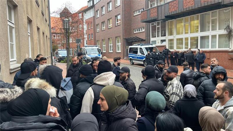 Vor dem Landgericht Stade herrschte vor Beginn der Verhandlung am Dienstag dichtes Gedränge.