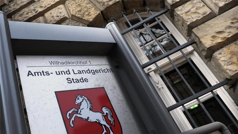 Vor dem Landgericht Stade ist ein 23-Jähriger angeklagt, eine damals 17-Jährige vergewaltigt zu haben.