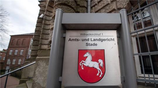 Vor dem Landgericht Stade muss sich eine Frau aus Bremen verantworten. 