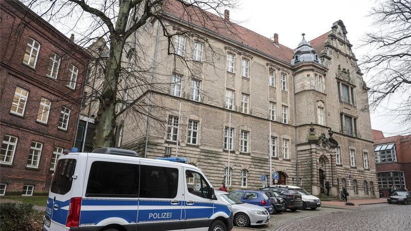 Vor dem Landgericht Stade muss sich eine ehemalige Polizeibeamtin verantworten. Der Frau wird Urkundenfälschung vorgeworfen.