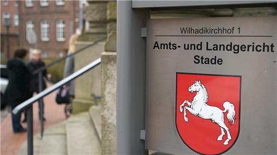 Vor dem Landgericht Stade musste sich der 25-jährige Cuxhavener für den Überfall auf einen Tabakladen verantworten.