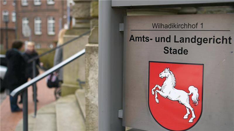 Eigene Wohnung angezündet: Diese Strafe fordert der Staatsanwalt Vor dem Landgericht Stade musste sich der 25-jährige Cuxhavener für den Überfall auf einen Tabakladen verantworten.