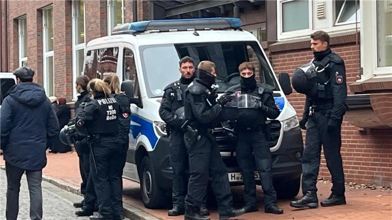 „Wir lassen nicht zu, dass kriminelle Clans unseren Rechtsstaat missachten“ Vor dem Landgericht Stade sammeln sich die Einsatzkräfte der Polizei.
