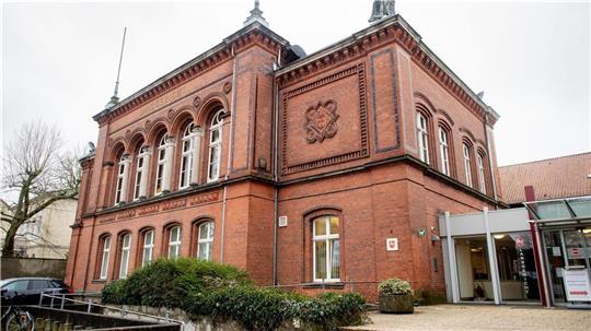 Vor dem Landgericht Verden hat ein Prozess wegen Steuerhinterziehung gegen einen 37-jährigen Angeklagten aus Scheeßel begonnen. Foto: Hauke-Christian Dittrich/dpa