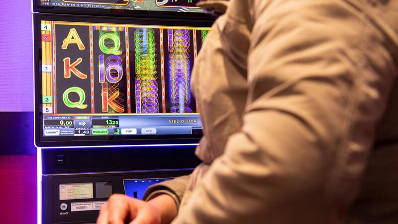 Illegales Glücksspiel: Stader sollen 600.000 Euro eingenommen haben Vor dem Landgericht in Stade ist ein Paar wegen gemeinschaftlicher Geldwäsche angeklagt.