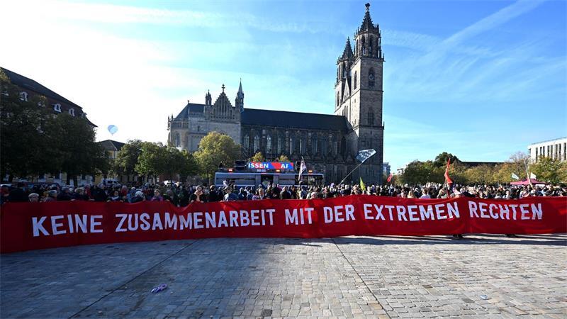 AfD stellt Landtagspräsidenten - Brandmauer bröckelig? Vor dem Landtag gab es Protest.