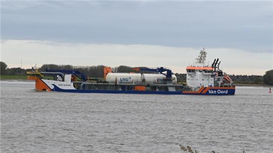 Vor dem Lühe-Sperrwerk hält ein Saugbagger von Van Oord die Elbe auf Tiefe.