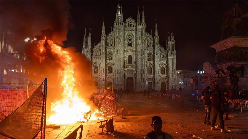 Vor dem Mailänder Dom brannte am Samstagabend ein Feuer. 