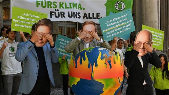 Vor dem Oberverwaltungsgericht Berlin-Brandenburg protestierten Aktivisten der Deutschen Umwelthilfe.