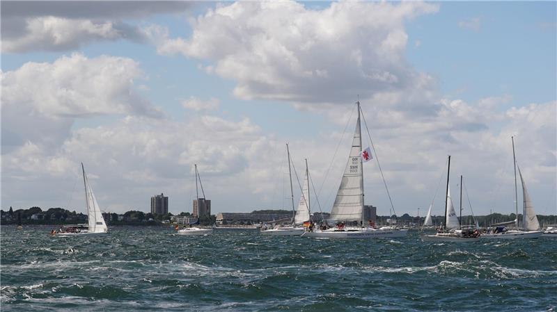 Vor dem Olympiazentrum Schilksee auf der Kieler Förde sollen nach dem Willen der Kieler wieder olympische Segel-Wettbewerbe stattfinden. (Archivbild)