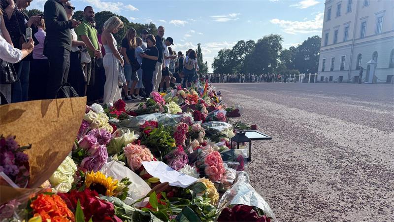 Norwegen bangt um seinen König: Haralds Zustand „sehr ernst“ Vor dem Palast wurden Hunderte Blumen niedergelegt.