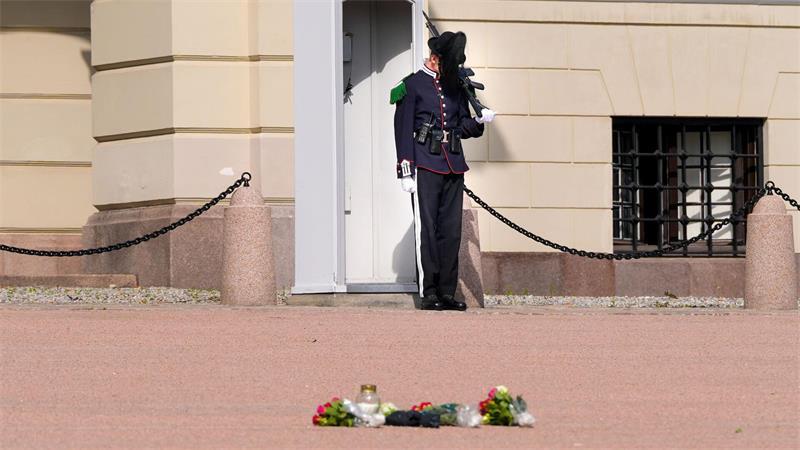 Norwegen bangt um König: Zustand von Harald V. „sehr ernst“ Vor dem Palast wurden bereits Blumen niedergelegt.