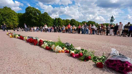 Vor dem Palast wurden bereits Blumen niedergelegt.