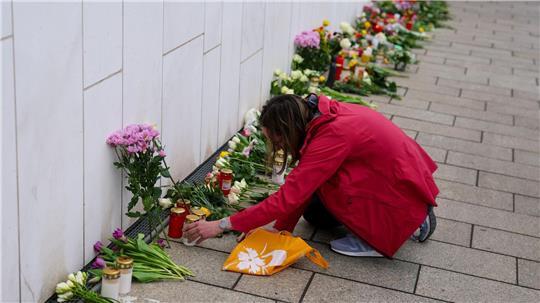 Vor dem Paulinum in Leipzig entsteht nach der Amokfahrt ein zentraler Gedenkort.