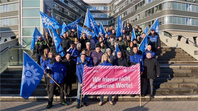 Vor dem Polizeipräsidium demonstrierten mehr als 300 Beschäftigte des öffentlichen Dienstes.