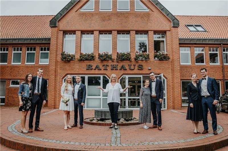 Sie hat vier Schwestern in vier Jahren getraut Vor dem Rathaus : Daniela und Heiko Klintworth, Michaela und Thore Klintworth, Karin Sueß, Stefanie und Marco Klintworth und Christin und Jens Schlieker (von links). Foto: Christian Bolt