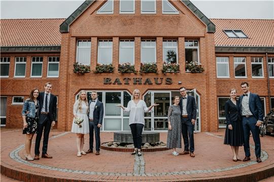 Vor dem Rathaus : Daniela und Heiko Klintworth, Michaela und Thore Klintworth, Karin Sueß, Stefanie und Marco Klintworth und Christin und Jens Schlieker (von links). Foto: Christian Bolt