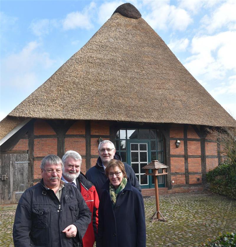 Vor dem Reetdachhaus (von links): Heinz Hauschild, Ralf Handelsmann, Gerhard Seba und Liane Knabbe. Foto Beneke