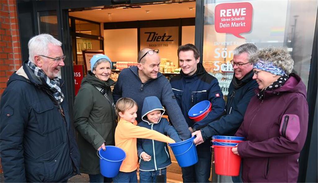 Vor dem Rewe-Markt in Osterjork boten die Ratsmitglieder und ehrenamtlich Engagi...