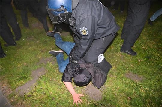 Vor dem S-Bahnhof Veddel wurden am Sonntagabend Polizisten angegriffen. Es habe laut Polizei mindestens zwei Festnahmen gegeben. Foto: Jonas Walzberg/dpa