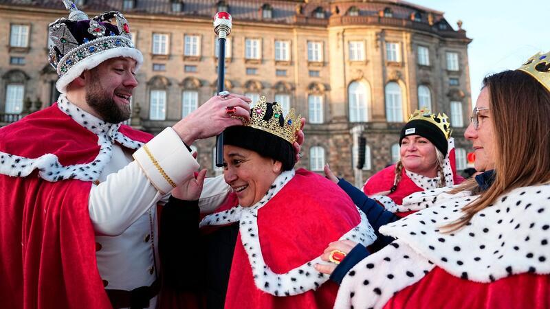Vor dem Schloss Christiansborg warten Royal-Fans als König und Königin gekleidet auf die Proklamation des neuen Königs von Dänemark.