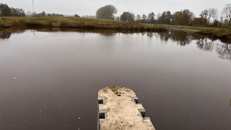 Vor dem Schöpfwerk sammelt sich das Wasser aus dem Burgbeck-Kanal im Mahlbusen. Die Pumpen im Schöpfwerk befördern das Wasser seit einigen Tagen in die Oste.