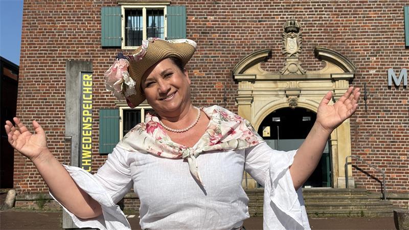 Wo ist Andreas? Außergewöhnliche Suchaktion in Stades Altstadt Vor dem Schwedenspeicher schimpft Margarete Henne auf die schwedischen Besatzer und führt ihren Rübentanz auf.