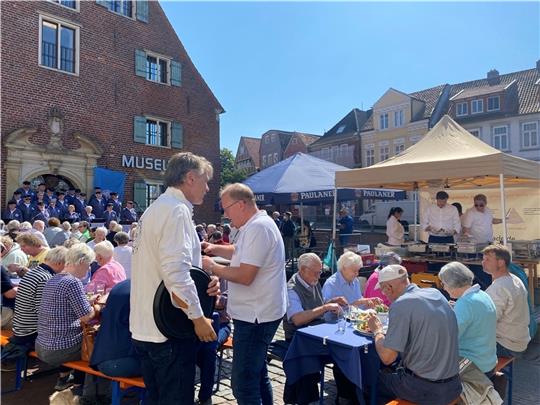 Vor dem Schwedenspeicher sind die Tische schon kurz nach der Veranstaltungsbeginn voll.