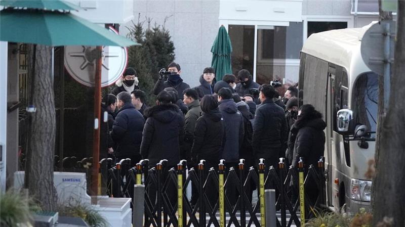 Festnahme des Präsidenten in Südkorea gescheitert Vor dem Sitz des Präsidenten befand sich vor dem Festnahme-Versuch ein großes Polizeiaufgebot.