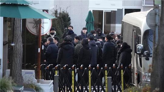 Vor dem Sitz des Präsidenten befand sich vor dem Festnahme-Versuch ein großes Polizeiaufgebot. 