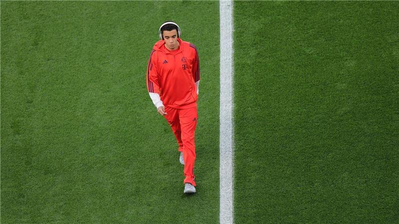 Vor dem Spiel alleine mit Kopfhörern, nach dem Spiel als DJ aktiv: Jamal Musiala.