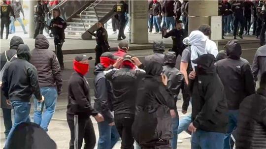 Vor dem Spiel des FC Bayern gegen den VfB Stuttgart kam es zu einer Schlägerei zwischen rivalisierenden Fans.