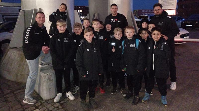 Vor dem Spiel gab es ein Gruppenfoto mit Handball-Legende und TV-Experte Stefan Kretzschmar.