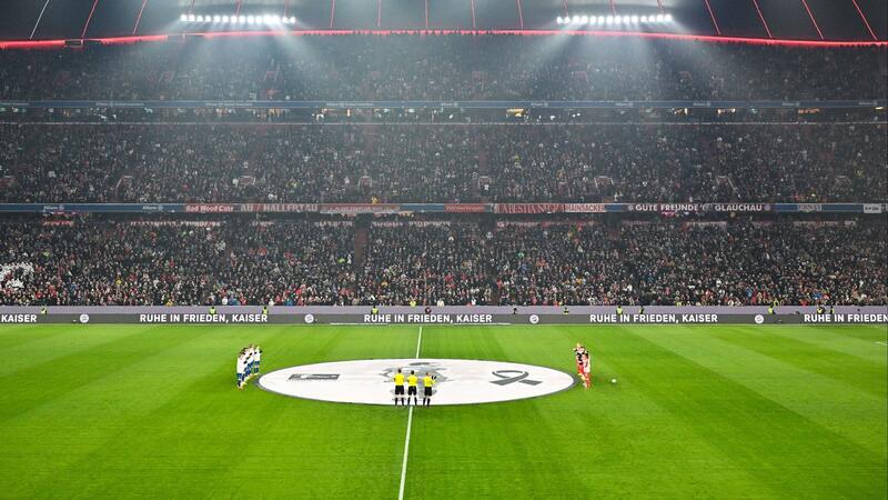 Vor dem Spiel wurde eine Schweigeminute für Franz Beckenbauer abgehalten.
