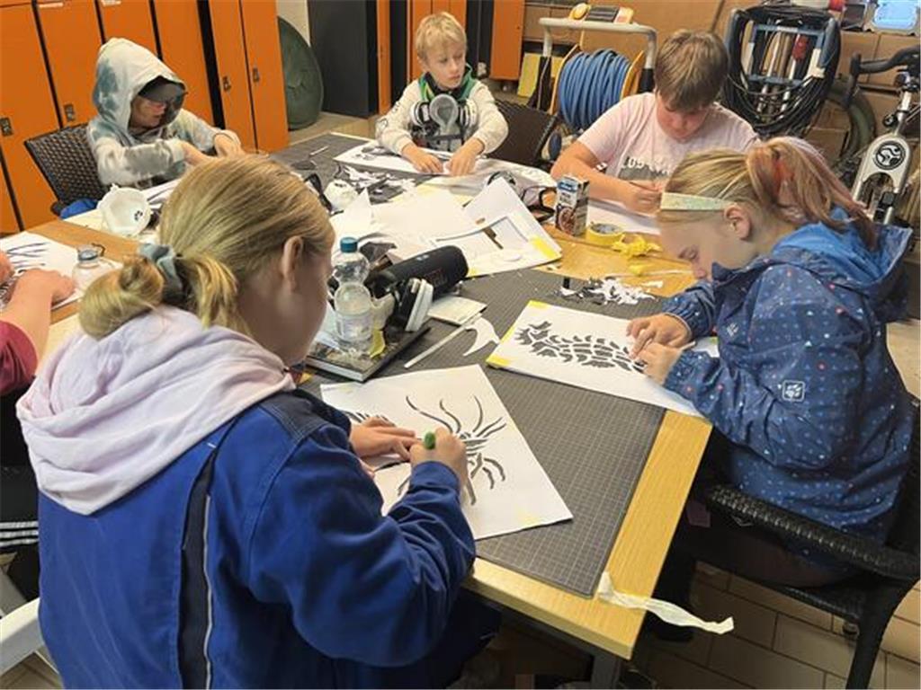 Vor dem Sprühen schneiden die Kinder händisch Schablonen mit maritimen Motiven z...