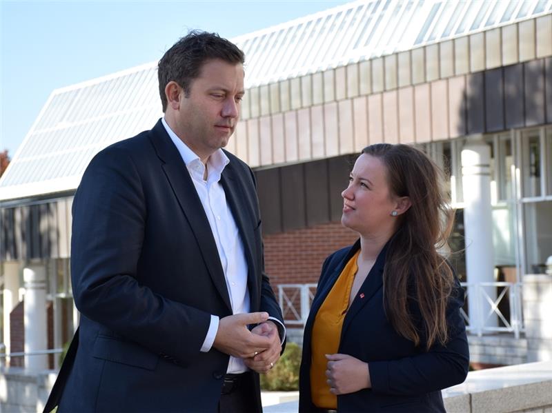 Vor dem Stadeum: Lars Klingbeil und Corinna Lange. Foto: Strüning