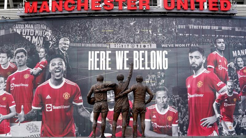 Vor dem Stadion Old Trafford stehen Statuen der ehemaligen Manchester-United-Spieler George Best, Denis Law und Sir Bobby Charlton.