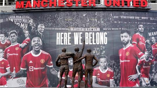 Vor dem Stadion Old Trafford stehen Statuen der ehemaligen Manchester-United-Spieler George Best, Denis Law und Sir Bobby Charlton.