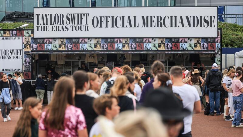 Gelsenkirchen, Taylor’s Version Vor dem Stadion in Gelsenkirchen konnten sich Fans mit Shirts, Pullovern oder Taschen von Swift eindecken.