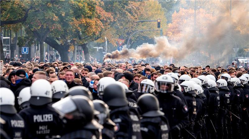 HSV - St. Pauli: Polizei optimistisch vor Hochrisikospiel Vor dem Stadtderby: Die Polizei setzt auf das bewährte Sicherheitskonzept aus den Vorjahren. (Archivbild)