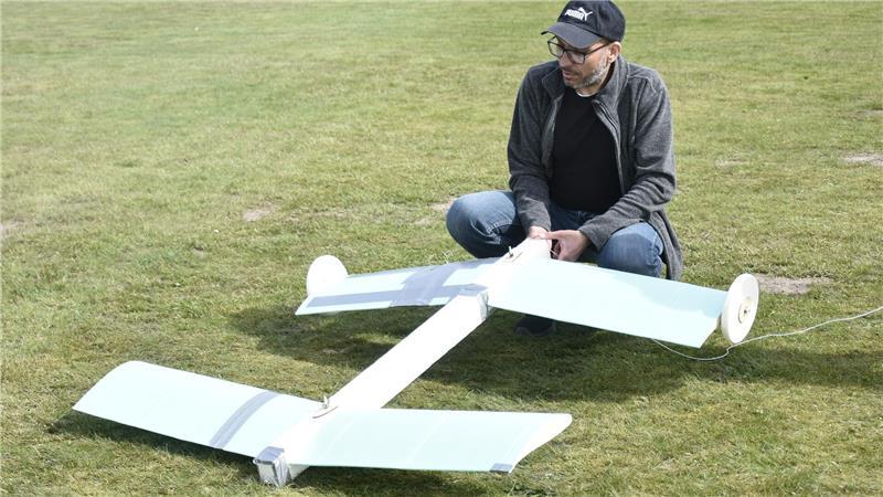 Vor dem Start: Pilot Timur Becker mit dem „noch intakten“ Leichtbauflugzeugmodell.